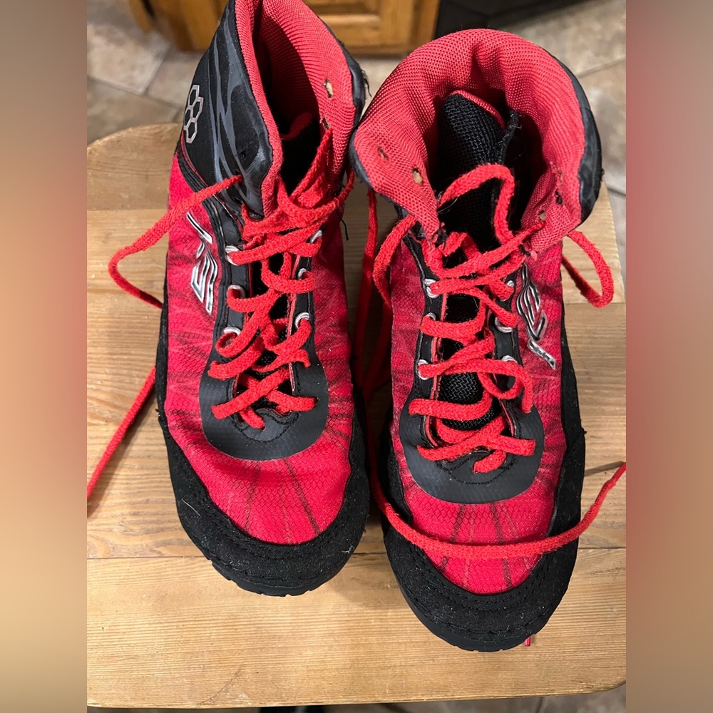 Boys size 5 Rudis Kyle Snyder Infinity wrestling shoe.